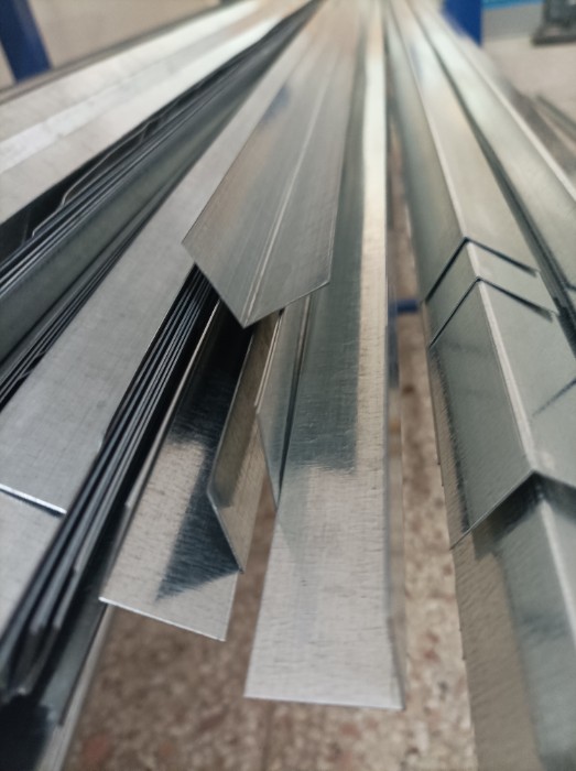  پروفیل L25 کناف نبشیپروفیل L25 کناف (نبشی گالوانیزه) یکی از شاسی های پر مصرف در سیستم درای وال است که جنس این مقطع فولادی گالوانیزه می باشد.در فصل مشترک بین دیوار وسقف کاذب کناف به دیوار متصل می گردد و تراز سقف را مشخص می کند.در محل شکستهای سقف کاذب (باکس و نور مخفی) نیز استفاده می شود. 